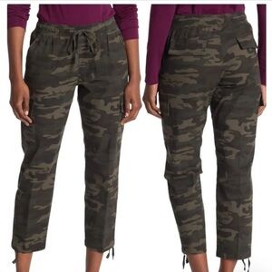 Sanctuary green camouflage cargo pants with pockets on each side. Sz 26. M9